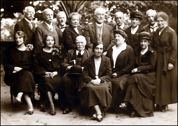 Tommaso Juglaris flanked by nieces and other family members, Florence, circa 1915-20, Archiv Ascanio Trojani